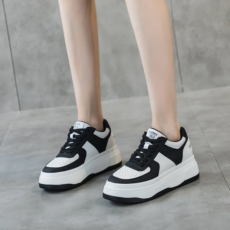 Originálne kožené čierne a biele dosky topánky pre ženy 2023 nové kolo prst hrubé jediným vnútorné zvýšenie výšky malé biele topánky