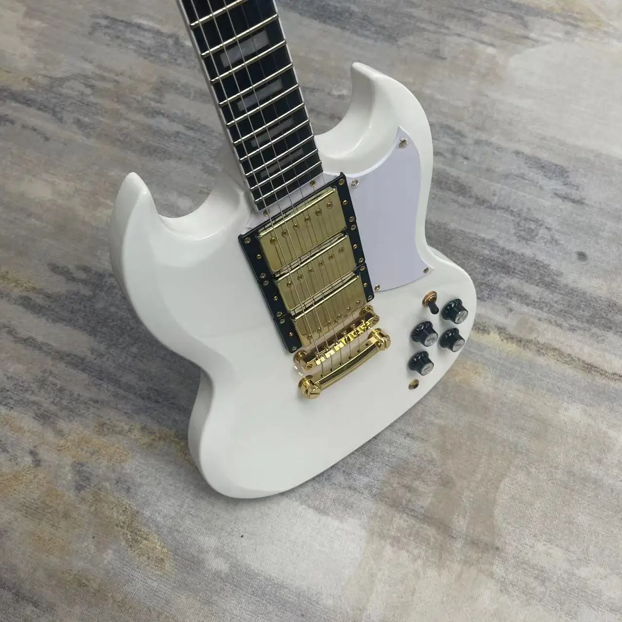 Elektrická gitara so 6-string integrovaný dizajn, biele telo, vysoký lesk, ružové drevo hmatníkom, javor sledovať, uzavreté vyzdvihnutie v