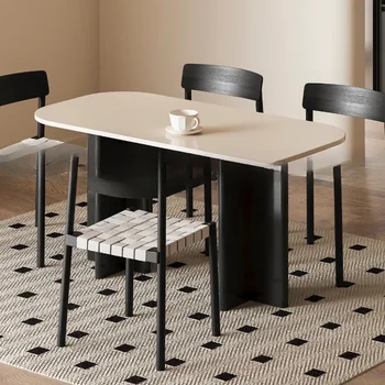 Krém štýl čiernej a bielej moderný minimalistický a luxusné malé domáce oválny jedálenský stôl
