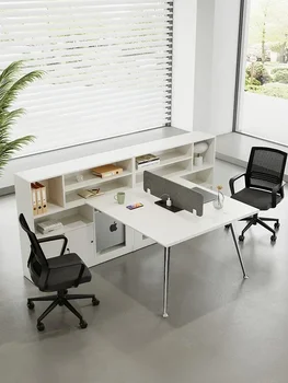 Biela služobného úradu stôl a stoličky zmes minimalistický moderné pracovisko karty sídlo obrazovke zamestnancov skladovanie tabuľka