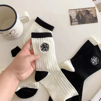 2023 jeseň zima kvalitné elegantné klasické čierne a biele kolokačných vyšívané trubice ponožky rose vzor Harajuku ponožky